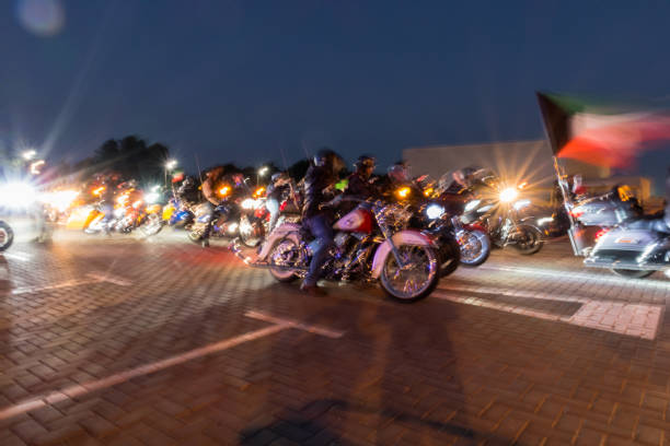 biciclette e motociclisti la sera - motorcycle biker sport city foto e immagini stock