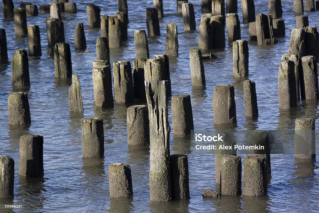 Vecchio molo sul fiume, New York - Foto stock royalty-free di Acqua