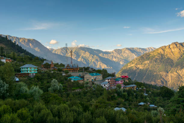 belle ville de hillstation kalpa dans l'himachal pradesh, inde - himachal photos et images de collection