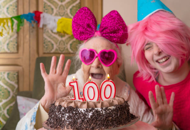 pastel de cumpleaños de 100 años de edad a la anciana de edad avanzada - 109 fotografías e imágenes de stock