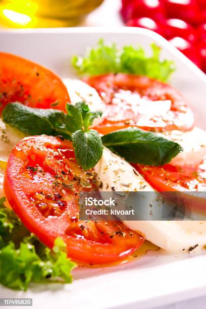 Insalata Caprese - Fotografie stock e altre immagini di Insalata caprese - Insalata caprese, Alimentazione sana, Basilico