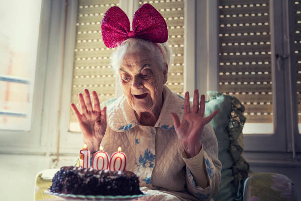 pastel de cumpleaños de 100 años de edad a la anciana de edad avanzada - cake old fashioned gift women fotografías e imágenes de stock