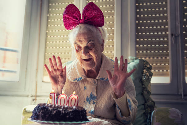 torta di compleanno di 100 anni a anziana anziana anziana - cake old fashioned gift women foto e immagini stock
