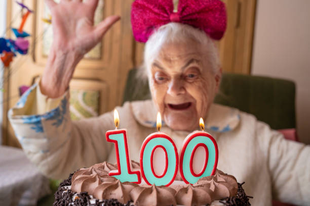 100 anos de bolo de aniversário velho à mulher adulta - number 110 - fotografias e filmes do acervo