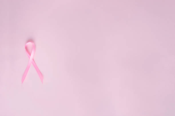 vue supérieure du ruban rose, symbole du cancer du sein. espace vide pour le texte - surgical pin photos et images de collection