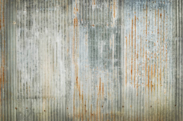 viejo fondo de textura de pared de zinc, oxidado en chapas de paneles de metal galvanizado. - corrugated iron rusty old iron fotografías e imágenes de stock