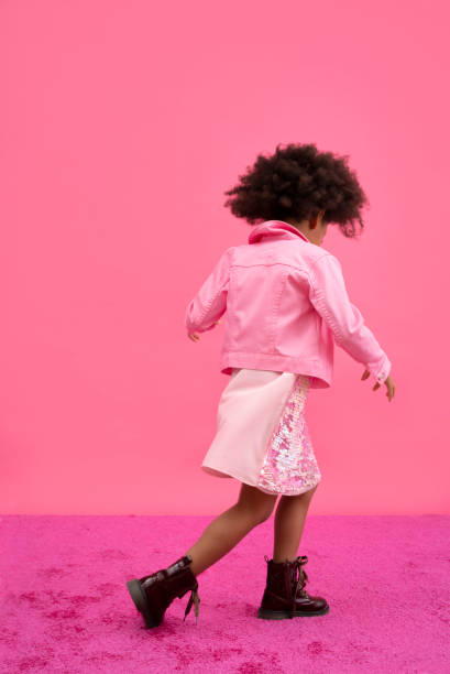 kind afrikanische amerikanische mädchen tanzen auf rosa hintergrund - jacket child clothing fashion stock-fotos und bilder