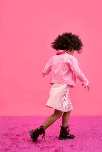 ピンクの背景に踊る子供アフリカ系アメリカ人の女の子 - jacket child clothing fashion ストックフォトと画像