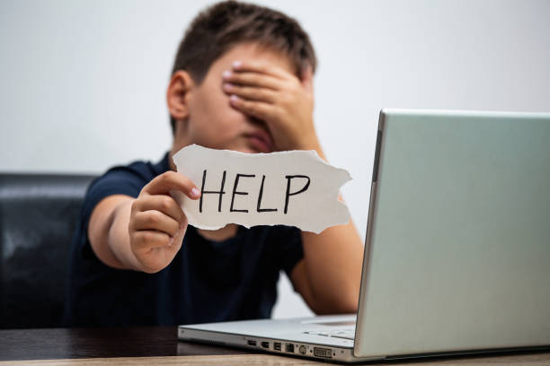 грустный и испуганный мальчик с компьютерным ноутбуком страдания киберзапугивания и домогательства в интернете злоупотребляют сталкер и� - suicide стоковые фото и изображения