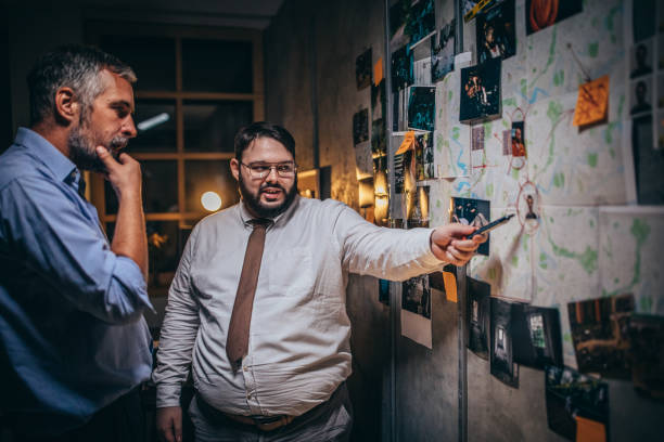 istock Men detectives looking for clues 1174981427