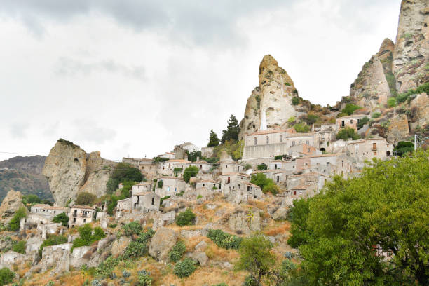 panoramica su pendedattilo un piccolo paese in calabria - italy calabria ancient city foto e immagini stock