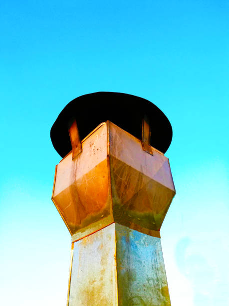 une cheminée d'échappement typique pour un restaurant fait par un aluminium au sommet du toit avec beau coucher de soleil à l'arrière-plan - contemporary industry factory exhaust pipe photos et images de collection