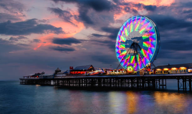 um cais inglês do seascape - blackpool pier - fotografias e filmes do acervo