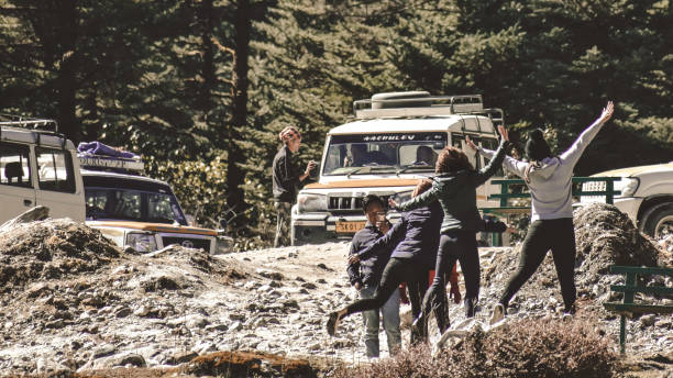 gruppe von crazy friends mit spaß in sommerferien urlaub. schöne gruppe von mädchen springen in der luft, während sie zusammen im urlaub reisen. kashmir, hill station, indien. - arms outstretched teenage girls jumping flying stock-fotos und bilder