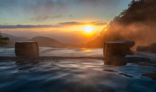 日本の温泉の日の出、やり温泉、白馬、日本 - 温泉 ストックフォトと画像