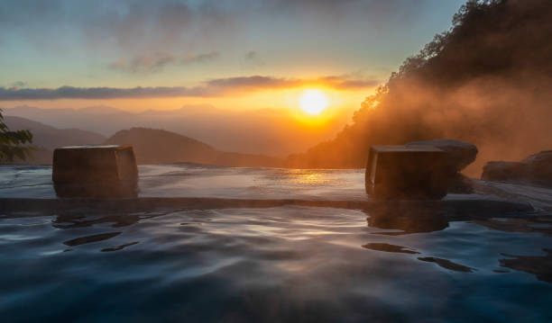 zonsopgang in de japanse warmwaterbron, yari onsen, hakuba, japan - hida bergketen stockfoto's en -beelden