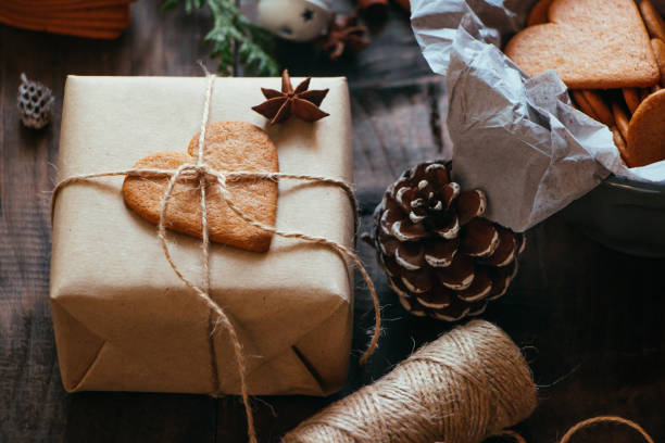 christmmas rústicos presentes con galleta de pan de jengibre - heart shape christmas paper christmas gift fotografías e imágenes de stock