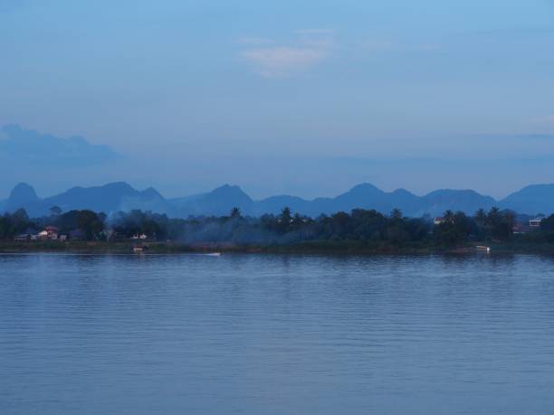 горы, река меконг и вечер - luang phabang laos thailand mekong river стоковые фото и изображения