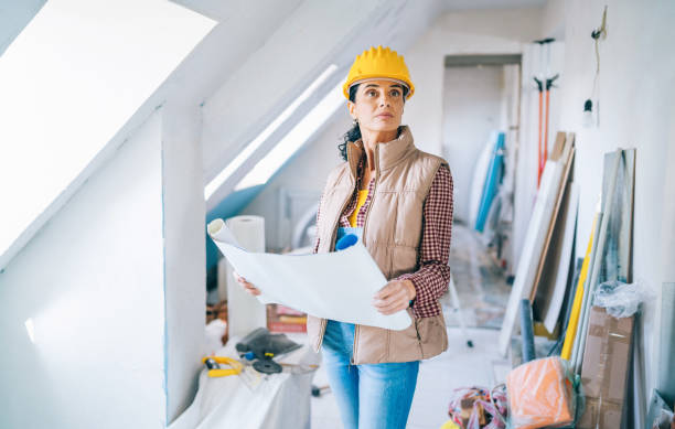 kobieta architekt patrząc na plany na placu budowy - architect female women construction zdjęcia i obrazy z banku zdjęć