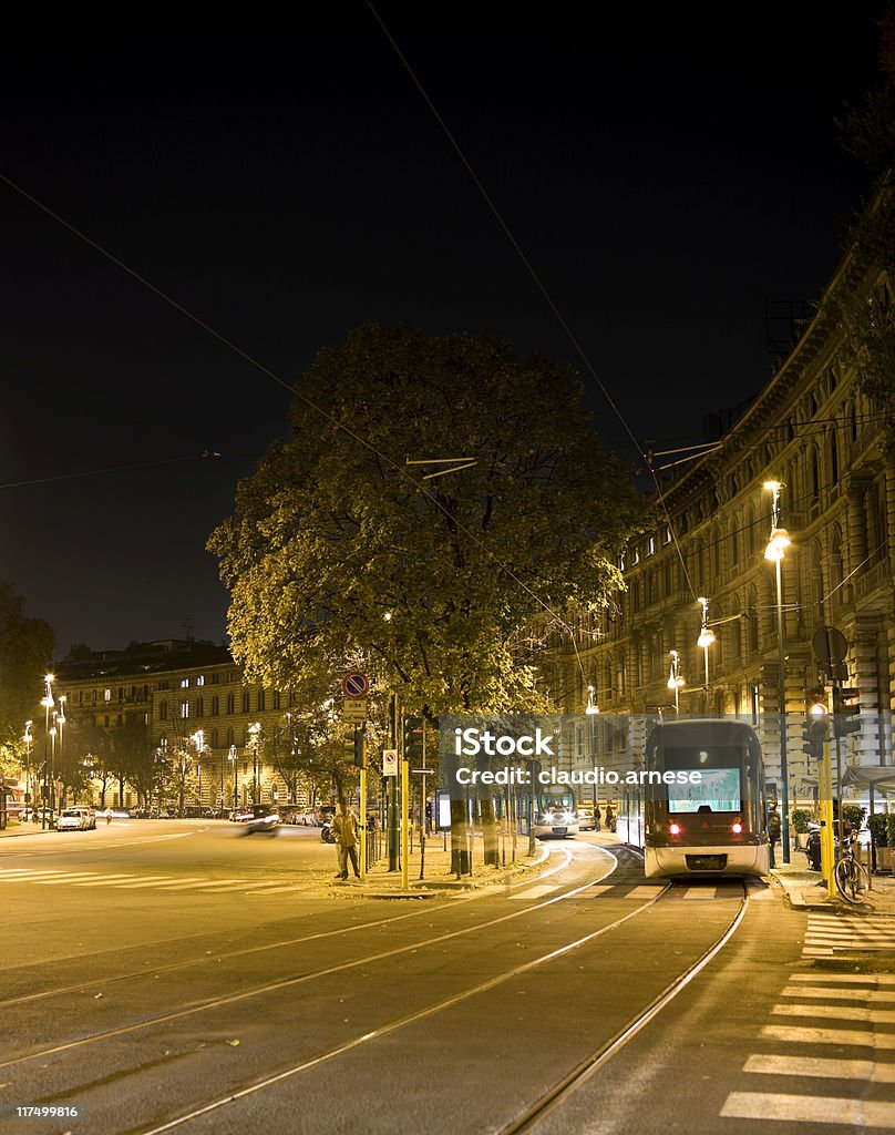 Milan por por la noche; con el transporte público. Imagen de Color - Foto de stock de Aire libre libre de derechos