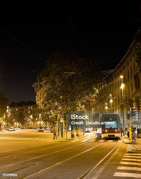 Milan Por Por La Noche Con El Transporte Público Imagen De Color Foto de stock y más banco de imágenes de Aire libre