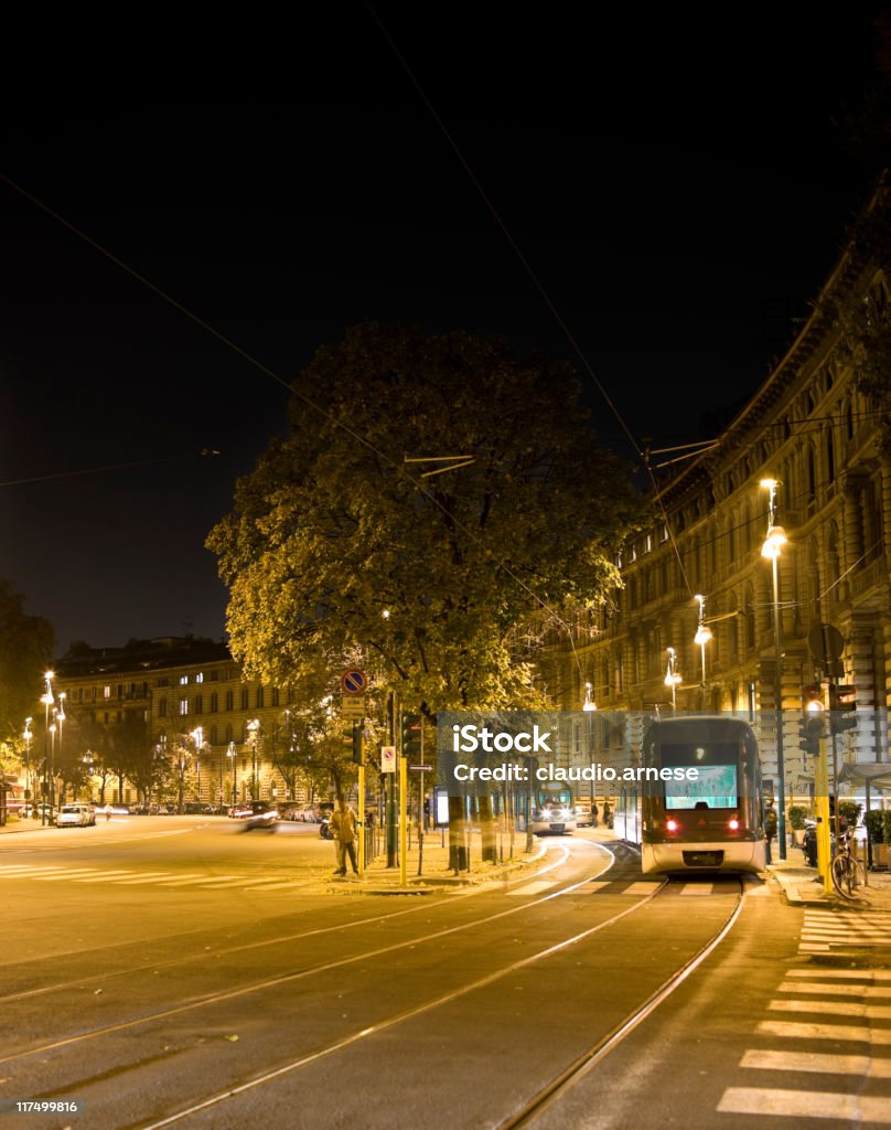 Milan par nuit. avec les transports publics. Image en couleur - Photo de Circulation routière libre de droits