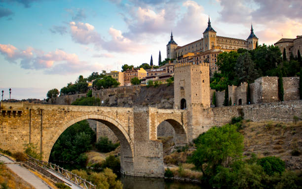 istock Crossing to the city 1174999838