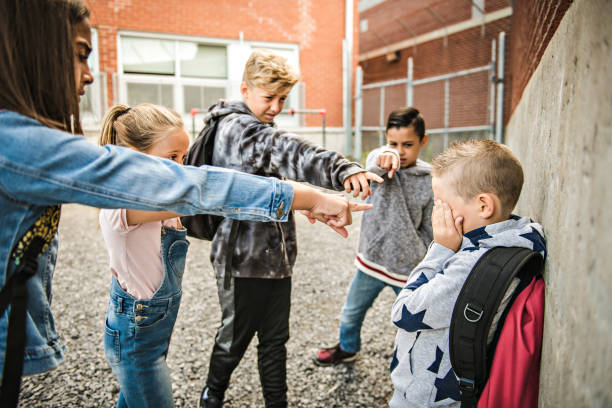 smutny moment zastraszania elementary age nękanie w szkole - bullying sneering rejection child zdjęcia i obrazy z banku zdjęć