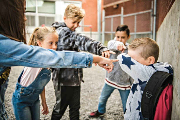 슬픈 협박 순간 초등학교 나이 왕따 에 학교 마당 - bullying sneering rejection child 뉴스 사진 이미지