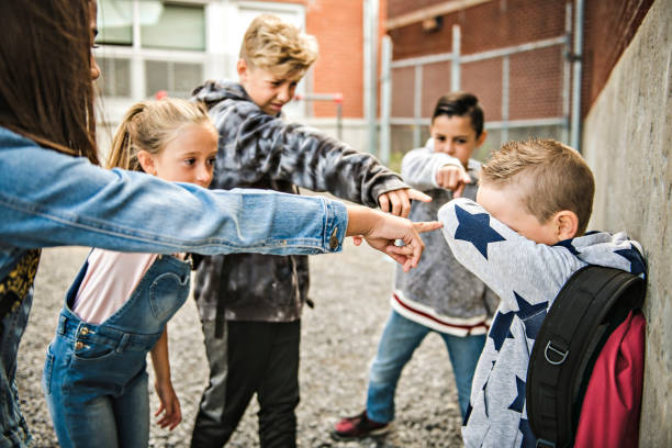 smutny moment zastraszania elementary age nękanie w szkole - bullying sneering rejection child zdjęcia i obrazy z banku zdjęć