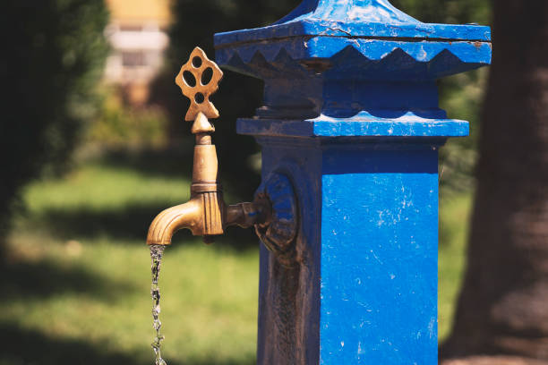 vecchio rubinetto dell'acqua. vecchia fontana storica in turchia - istanbul people faucet turkey foto e immagini stock