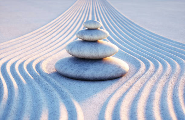 jardín zen japonés con arena texturizada - foto de stock - escena de tranquilidad fotografías e imágenes de stock