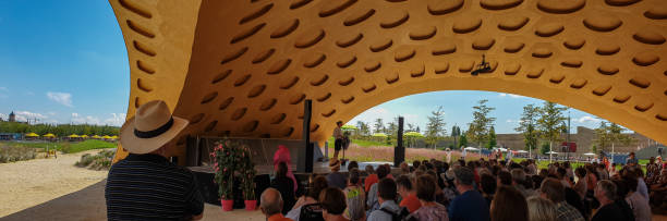 ludzie oglądają wydarzenie wewnątrz bionic wooden pavillion na federalnym pokazie ogrodowym 2019 buga w heilbronn, niemcy - wystawa ogrodnicza zdjęcia i obrazy z banku zdjęć