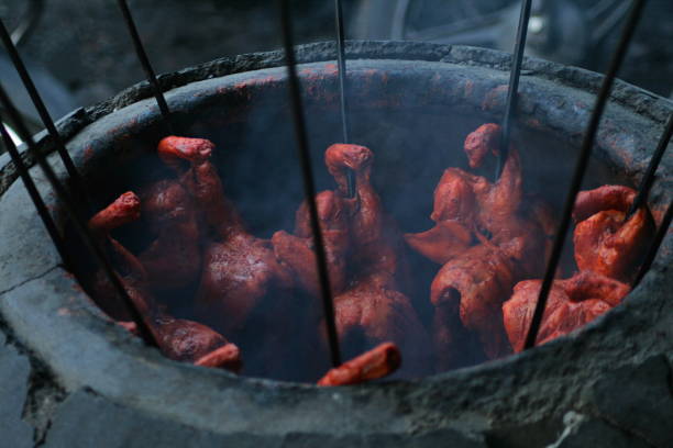 pollo tandoori en tandoor. pune - chicken tandoori fotografías e imágenes de stock