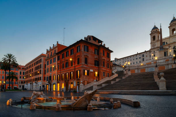 istock Fontana della Barcaccia and Spanish Steps at night 1175029779