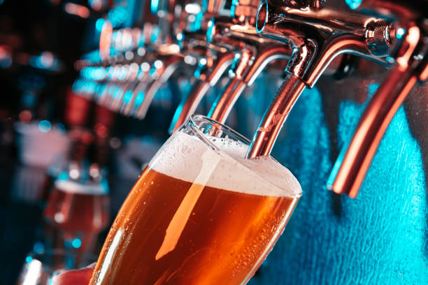 mano del barista che versa una grande birra lager alla spina - beer bar counter bar drink foto e immagini stock