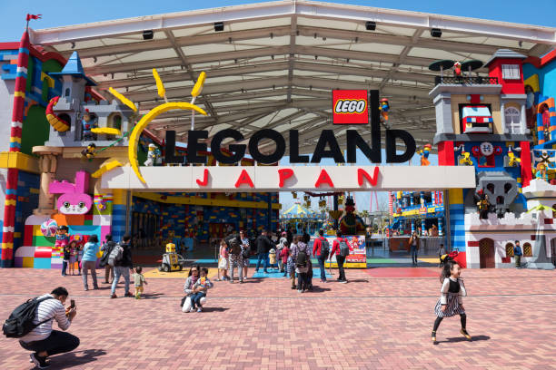 gente en la entrada de legoland, nagoya - legoland fotografías e imágenes de stock