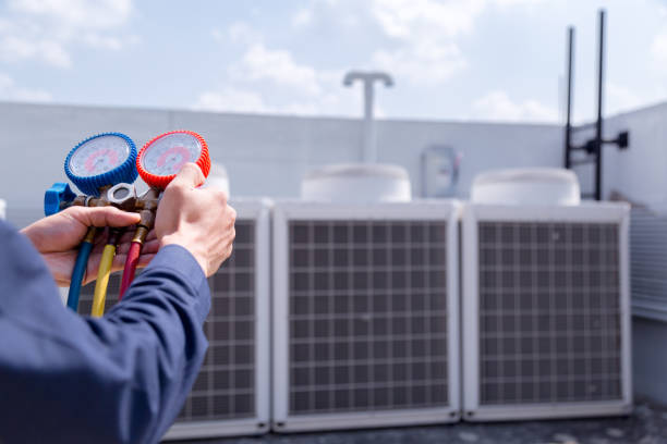 le technicien vérifie le climatiseur, mesurant l'équipement pour remplir des climatiseurs. - manual operation photos et images de collection