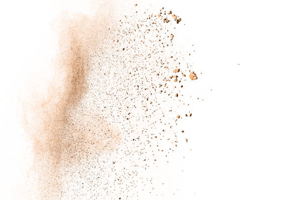 заморозить движение коричневого порошка взрыва. абстрактный дизайн коричневого облака пыли на белом фоне. - powder make up стоковые фото и изображения