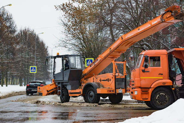 rimozione della neve in inverno con attrezzature speciali per le strade della città - snow cleaning foto e immagini stock