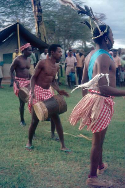 grupo de baile keniano en un lodge de safari - african descent drum african culture day fotografías e imágenes de stock