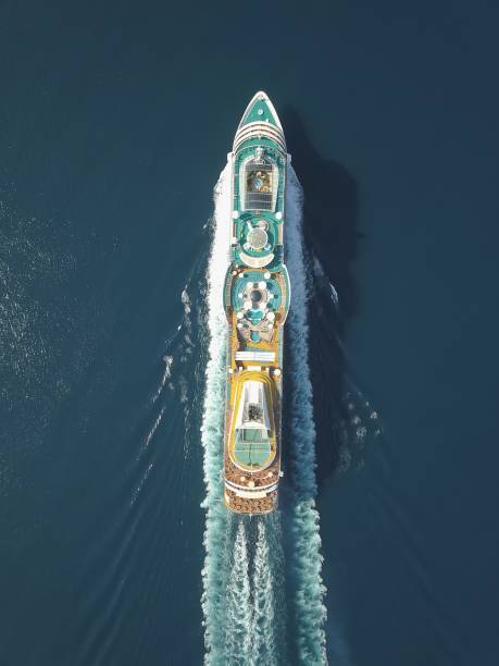 vue aérienne grand navire de croisière en mer, navire de croisière de passager, naviguant à travers le ksamil, albanie. vue du drone. - cruise ship cruise sea luxury photos et images de collection