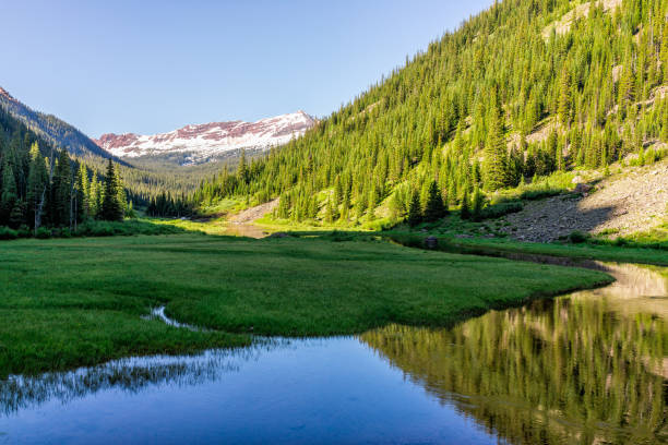 долина с snowmass ручья snowmelt синий цвет воды пруд отражение на snowmass озеро поход тропа в колорадо в национальном лесном парке - 15832 стоковые фото и изображения