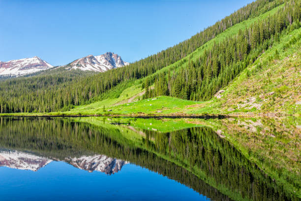 долина с красочными snowmass ручья синего цвета воды пруд отражение на snowmass озера поход тропа в колорадо в национальном лесном парке - 15839 стоковые фото и изображения