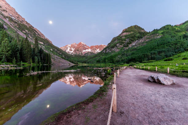 maroon bells lake in aspen, colorado at blue hour dawn with rocky mountain peak and snow in july 2019 summer and moon reflection - 15851 imagens e fotografias de stock