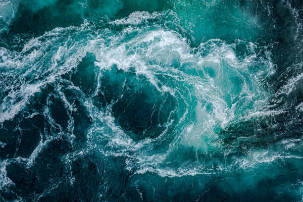 las olas de agua del río y el mar se encuentran durante la marea alta y la marea baja. - wave sea storm water fotografías e imágenes de stock