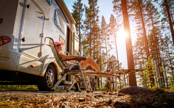 camper di viaggio per le vacanze in famiglia, gita in camper - campeggiare foto e immagini stock