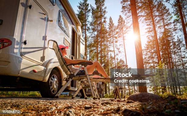 Familie Vakantie Reizen Rv Vakantie Reis In Camper Stockfoto en meer beelden van Camper