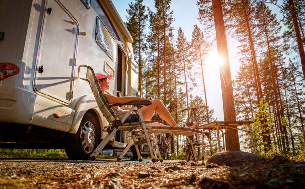 rodzinne wakacje podróży rv, wakacyjna podróż w kamperze - motorhome zdjęcia i obrazy z banku zdjęć