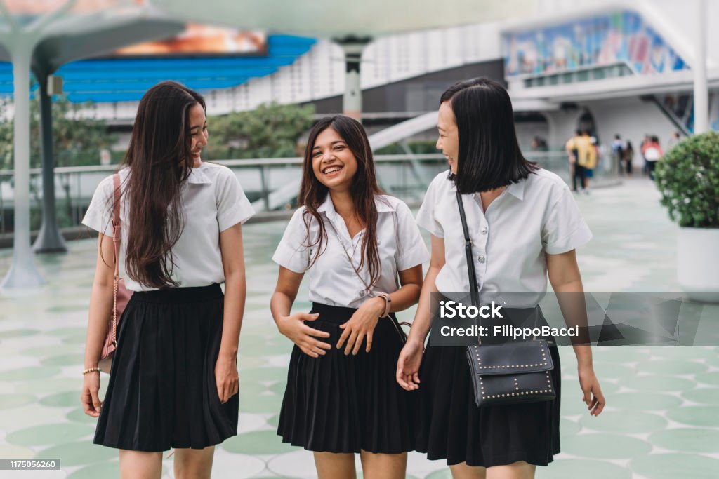 도시에서 함께 걷는 세 명의 학생 친구 20-29세에 대한 스톡 사진 및 기타 이미지 - 20-29세, 3 명, 걷기 - iStock